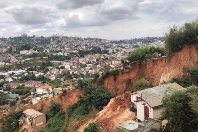 Sur la colline d'Ambohidempona, trois maisons ont été emportées par un glissement de terrain lors de la précédente saison des pluies. Cette zone est classée rouge par le Bureau National de Gestion des Risques et des Catastrophes.