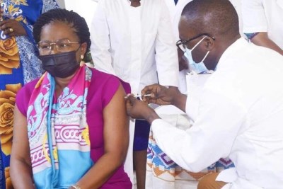 Victoire Sidémeho Dogbé, la cheffe du gouvernement togolais, se fait inoculer le vaccin AstraZeneca contre le Covid-19 avant de lancer officiellement la campagne de vaccination dans le pays.