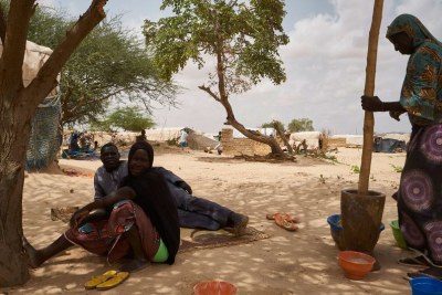Refugee women prepare food in a displacement site in Ouallam, in the Tillaberi region of Niger (file photo).