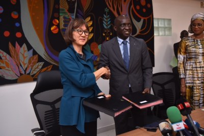 Mamadou Moustapha Ba, Ministre des Finances et du Budget du Sénégal et Mme Keiko Miwa, Directrice des Opérations de la Banque mondiale pour le
Cap Vert, la Gambie, la Guinée-Bissau, la Mauritanie, le Sénégal, lors de la
signature de l'accord de financement du projet d'accélération de l'économie numérique entre le gouvernement du Sénégal et la Banque Mondiale