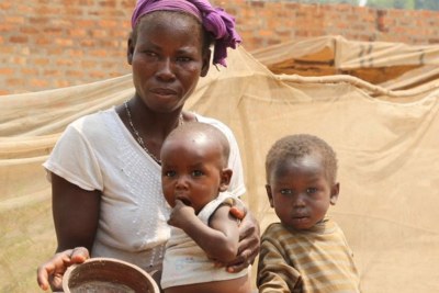 Une femme et ses deux enfants en République centrafricaine (RCA)