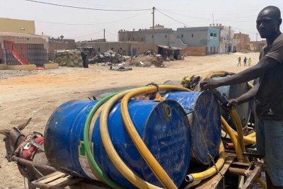Des vendeurs à charrettes avec des barriques d'eau, dans le quartier de sebkha, à Nouakchott.