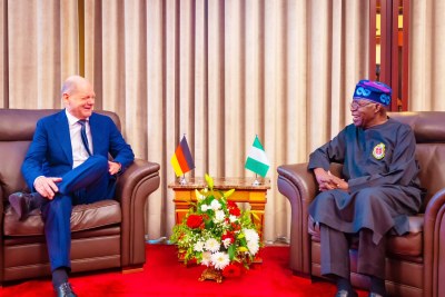 Le chancelier allemand Olaf Scholz a rencontré dimanche le président nigérian Bola Tinubu pour discuter des opportunités de commerce et d'investissement lors d'une tournée en Afrique de l'Ouest, alors que le pays européen cherche à diversifier ses partenaires commerciaux et à élargir ses partenariats économiques dans cette région riche en énergie.