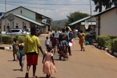 Un groupe de réfugiés burundais au poste-frontière de Nemba. jeudi 15 octobre.