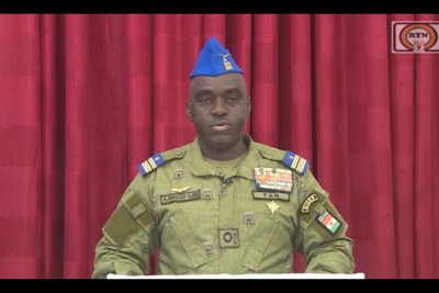 Amadou Abdramane, porte-parole du Conseil national pour la sauvegarde de la patrie (Conseil national pour la sauvegarde de la patrie) au pouvoir au Niger, prononce l’annonce vidéo de la révocation de l’accord de coopération militaire avec les États-Unis.