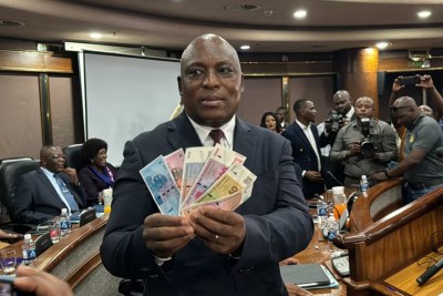John Mushayavanhu, the governor or the Reserve Bank of Zimbabwe, displays new banknotes of the country's currency to reporters, in Harare, April 5, 2024.