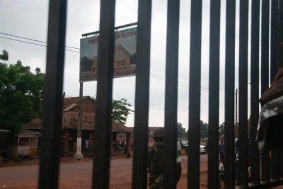 Un panneau à l'extérieur de l'église Notre-Dame après le massacre de mai 2014 dans le quartier de Fatima, à Bangui, en République centrafricaine, le 24 juin 2014.